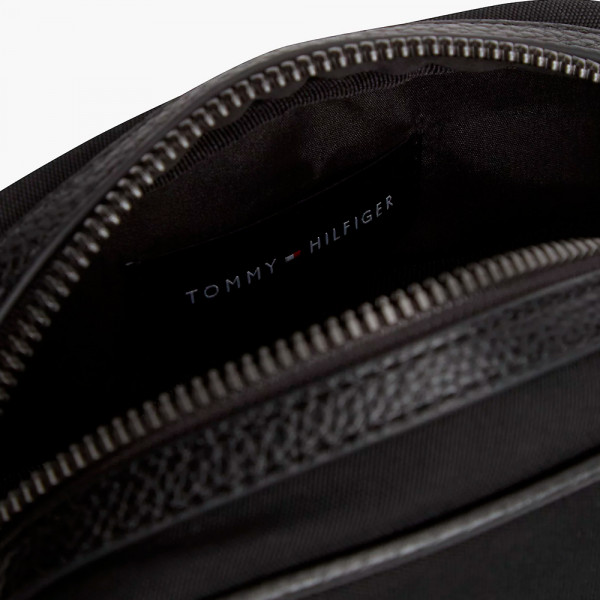 bolsa-estilo-reporter-com-texturas-variadas-e-logotipo