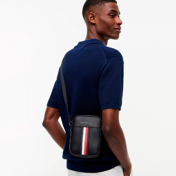 reporter-shoulder-bag-with-distinctive-strap