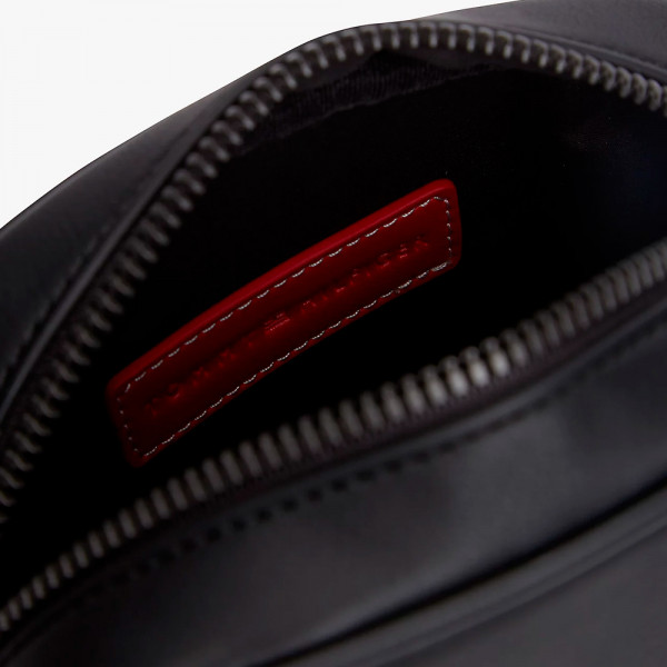 reporter-shoulder-bag-with-distinctive-strap