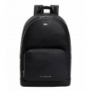 rucksack-mit-abzeichen-und-markantem-band