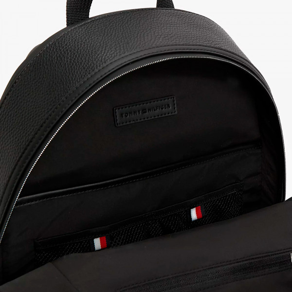 rucksack-mit-abzeichen-und-markantem-band