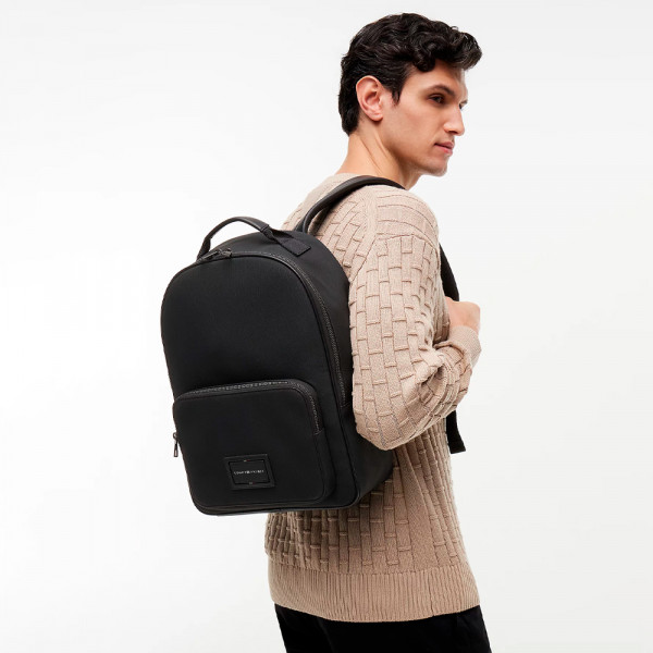 mochila-con-parche-con-logo