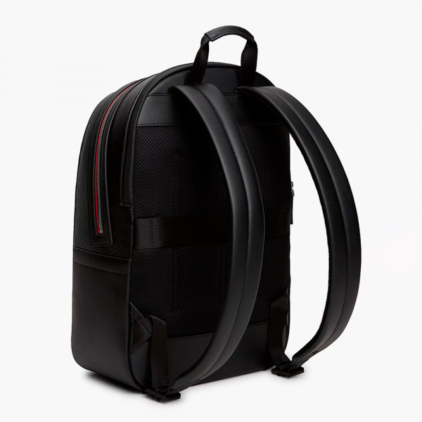 sac-a-dos-avec-logo-metallique