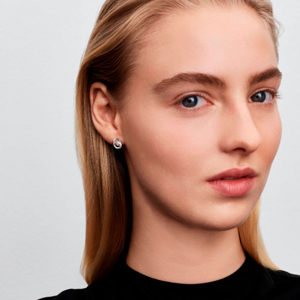 boucles-d-oreilles-puces-ovales-de-forme-organique-avec-perle-de-culture-d-eau-douce-293295c01