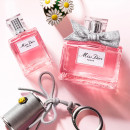 miss-dior-parfum-roller-pearl-blomsteragtige-frugtagtige-og-traeagtige-noter