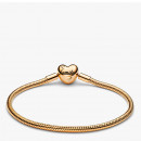 bracelet-pandora-moments-a-chaine-serpent-avec-fermoir-coeur-familial-563516c01