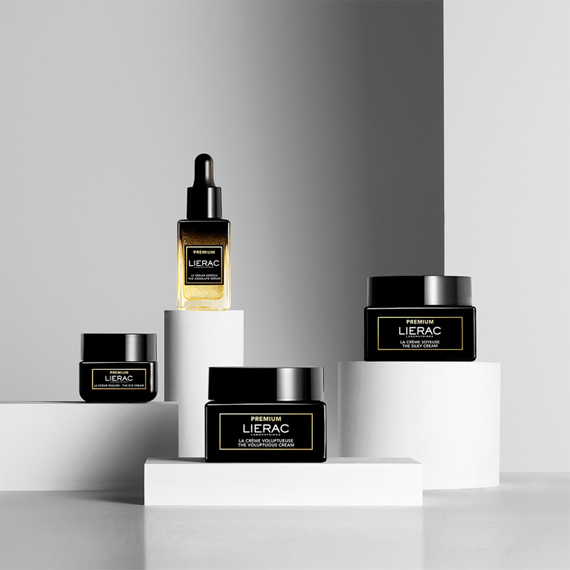 Lierac Premium - Crema Sedosa Antiedad Global - Enriquecida con Polvo Matificante Botánico y Ácido Hialurónico - Crema Hidratante, Antiedad y Luminosidad - Tratamiento facial Piel Normal a Mixta – imagen 2
