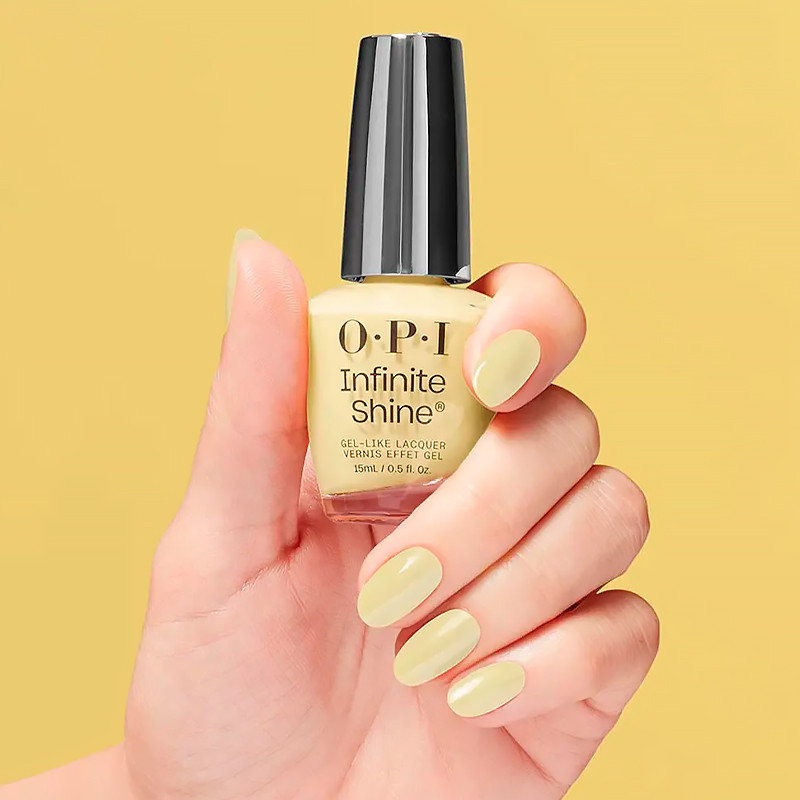 O.p.i THIS CHIC IS BANANAS