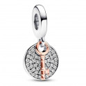 Charm pendentif double clé du bonheur en deux tons 783236C01