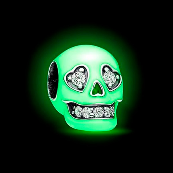 glowing-skull-charm-that-glows-in-the-dark-792811c01