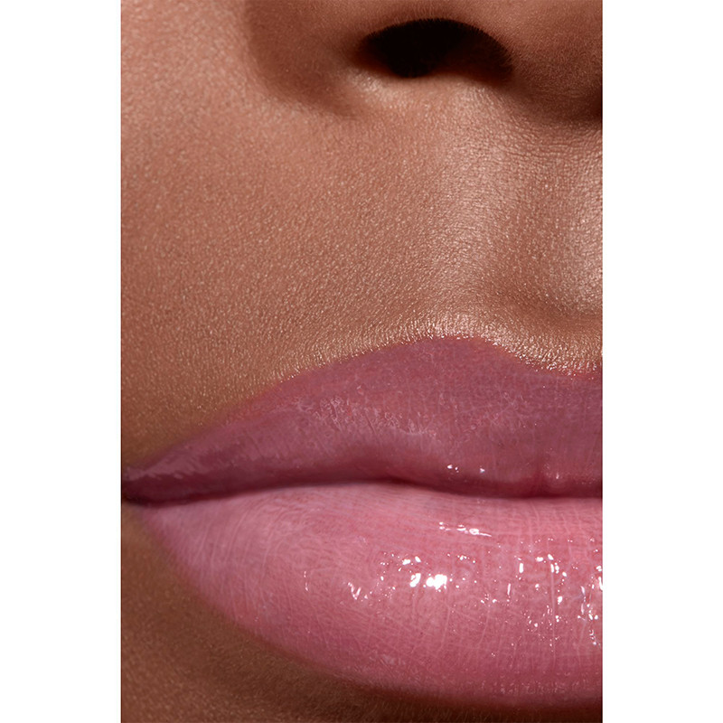 moisturizing-lip-gloss