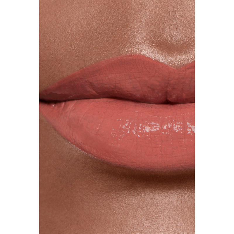 The Long-Lasting Moisturizing and Plumping Lipstick. Intense Color and Shine.