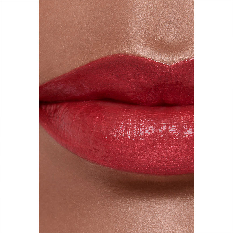 The Long-Lasting Moisturizing and Plumping Lipstick. Intense Color and Shine.