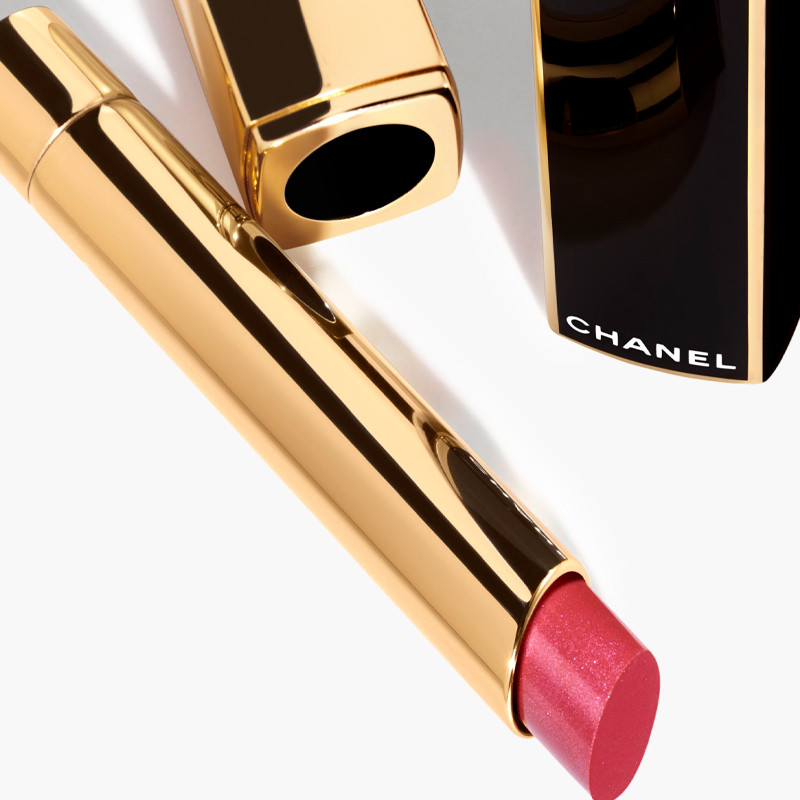 la-barra-de-labios-de-alta-intensidad-concentrado-de-luz-y-tratamiento-recargable-rouge-allure-lextrait