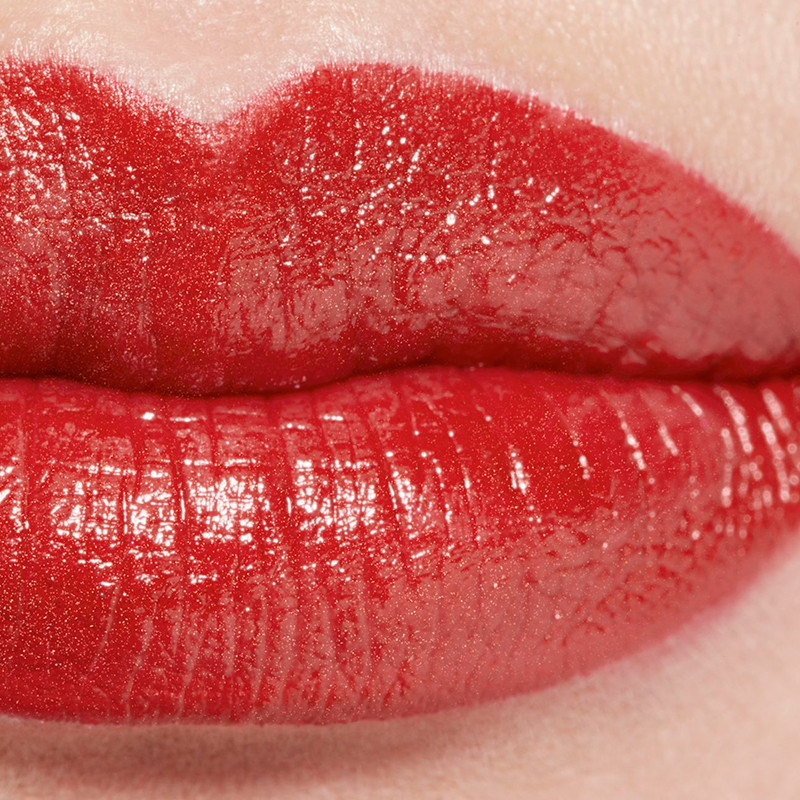 la-barra-de-labios-de-alta-intensidad-concentrado-de-luz-y-tratamiento-recargable-rouge-allure-lextrait