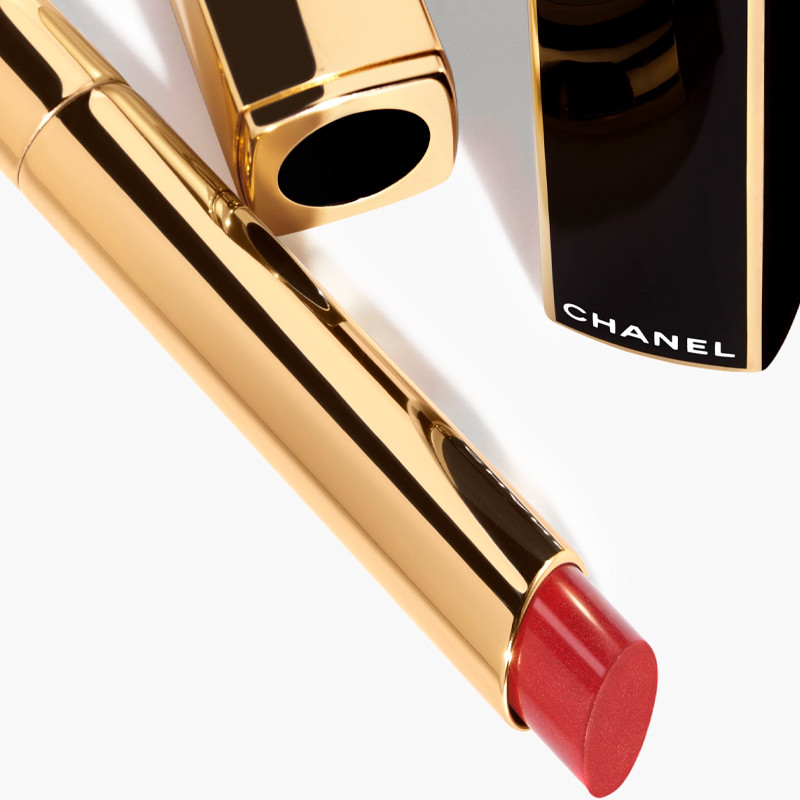 la-barra-de-labios-de-alta-intensidad-concentrado-de-luz-y-tratamiento-recargable-rouge-allure-lextrait