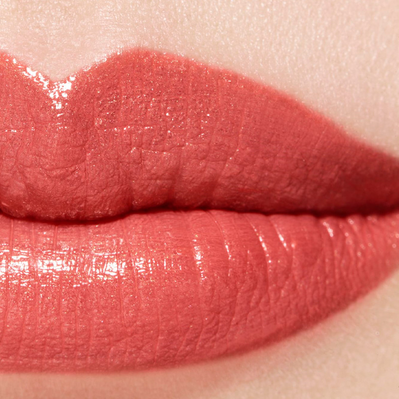 il-rossetto-ad-alta-intensita-luce-e-trattamento-concentrati-ricaricabile-rouge-allure-lextrait