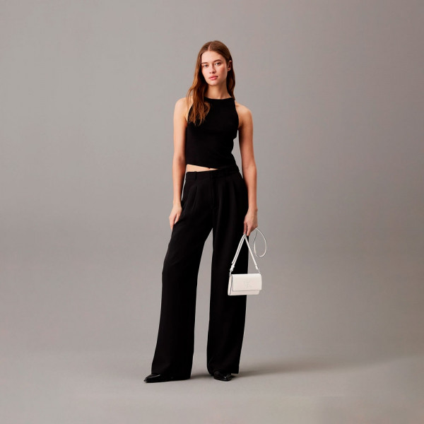 cartera-sculpted-long-fold-strap-deboss cartera-sculpted-long-fold-strap-deboss