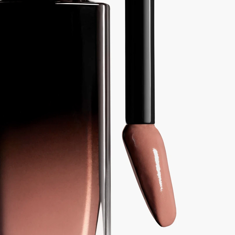 la-barra-de-labios-liquida-brillante-y-de-larga-duracion
