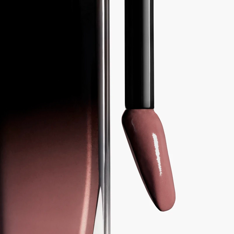 la-barra-de-labios-liquida-brillante-y-de-larga-duracion