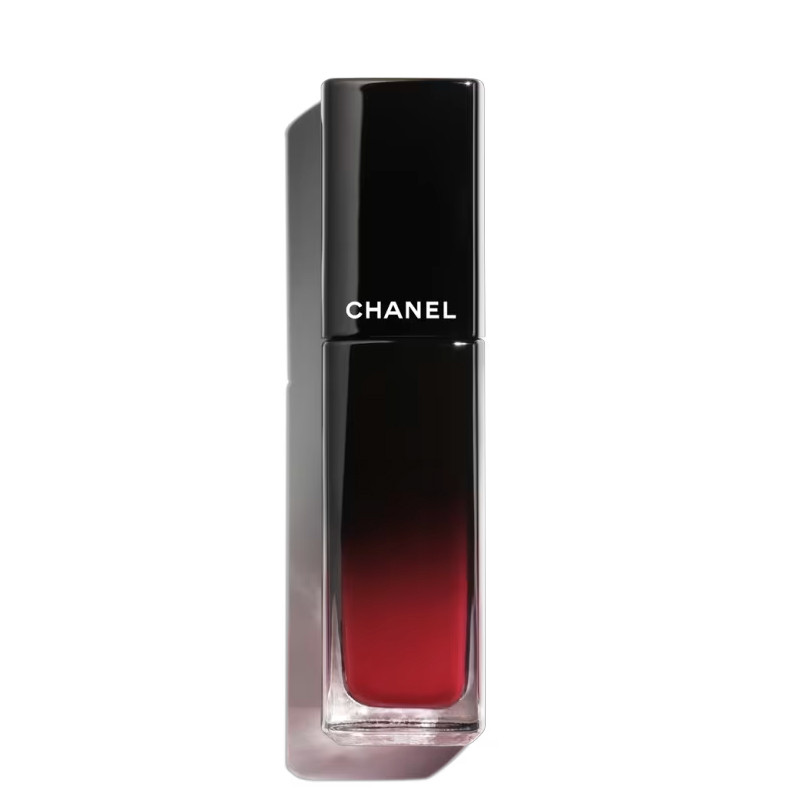 la-barra-de-labios-liquida-brillante-y-de-larga-duracion