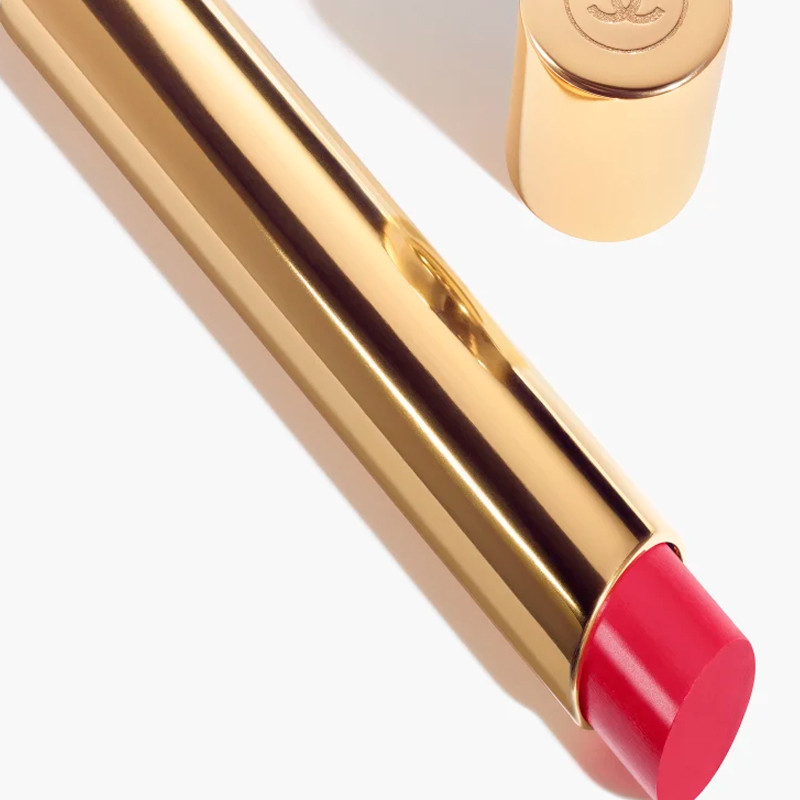 il-rossetto-ad-alta-intensita-concentrato-di-luce-e-trattamento-ricarica