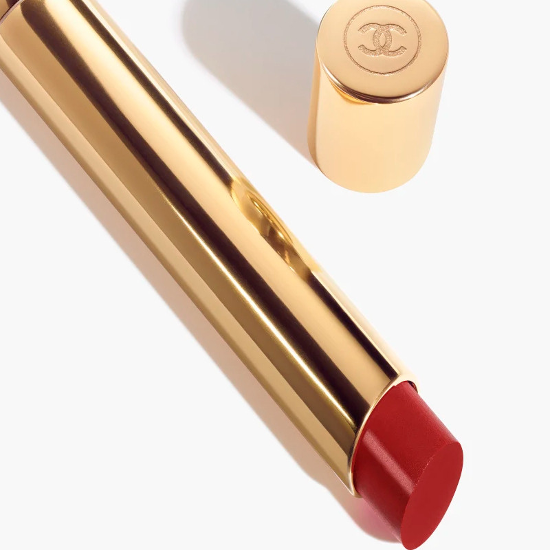 il-rossetto-ad-alta-intensita-concentrato-di-luce-e-trattamento-ricarica