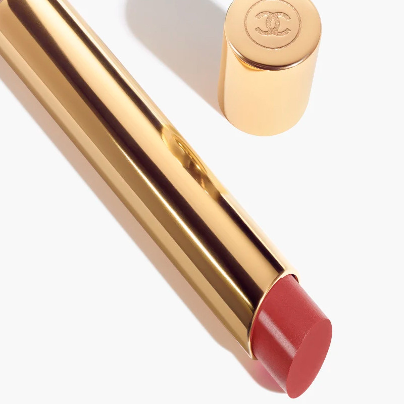 il-rossetto-ad-alta-intensita-concentrato-di-luce-e-trattamento-ricarica