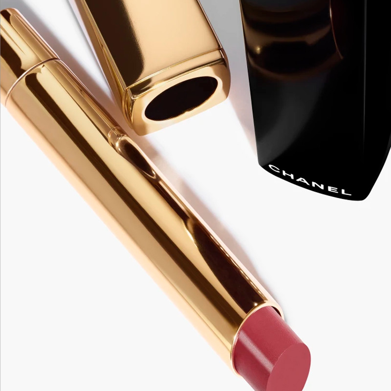 der-hochintensive-lippenstift-licht-und-pflegekonzentrat-wiederaufladbar