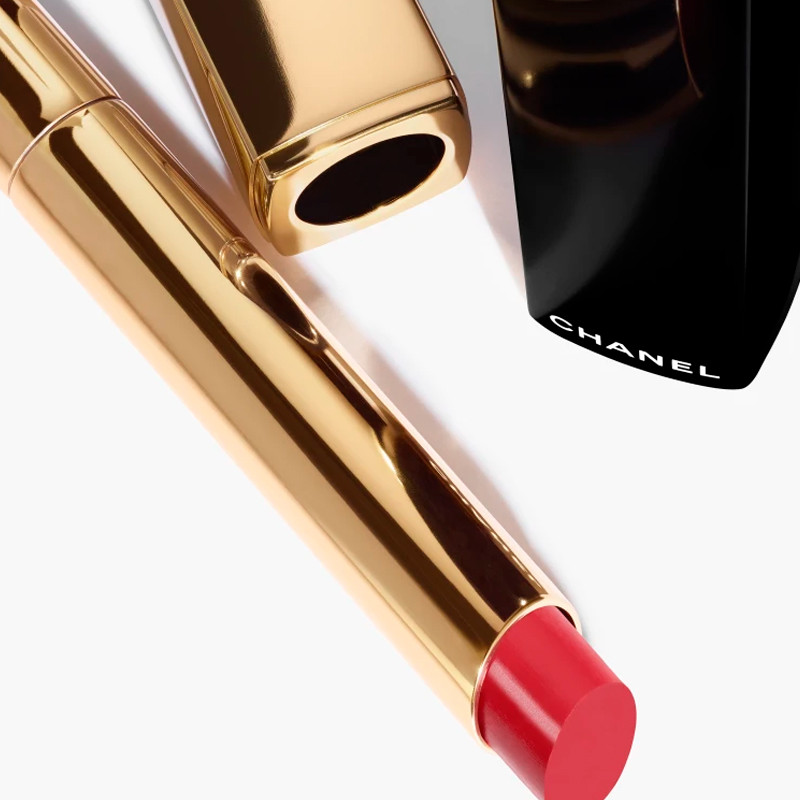 il-rossetto-ad-alta-intensita-concentrato-di-luce-e-trattamento-ricaricabile