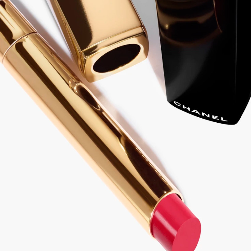 der-hochintensive-lippenstift-licht-und-pflegekonzentrat-wiederaufladbar