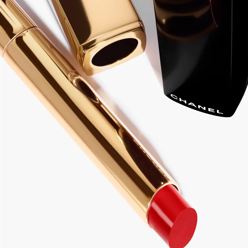 il-rossetto-ad-alta-intensita-concentrato-di-luce-e-trattamento-ricaricabile