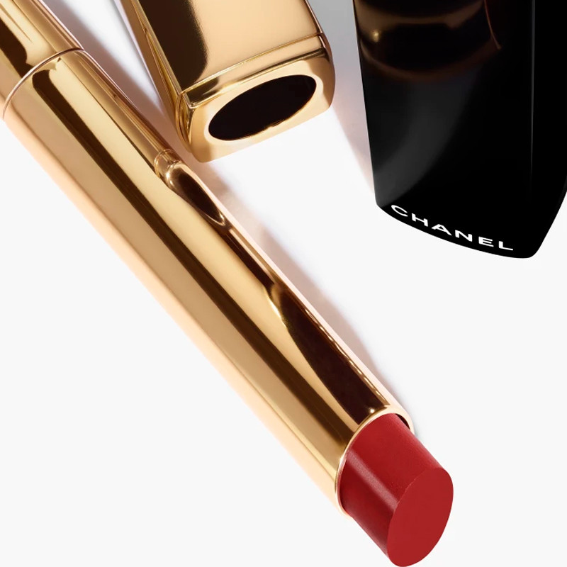 il-rossetto-ad-alta-intensita-concentrato-di-luce-e-trattamento-ricaricabile