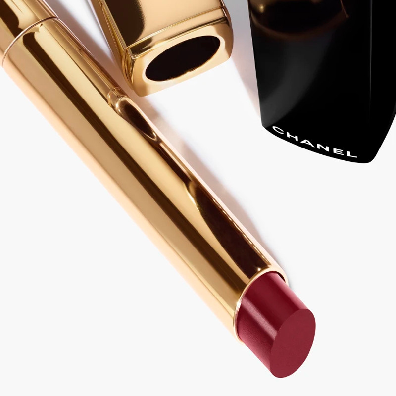 der-hochintensive-lippenstift-licht-und-pflegekonzentrat-wiederaufladbar