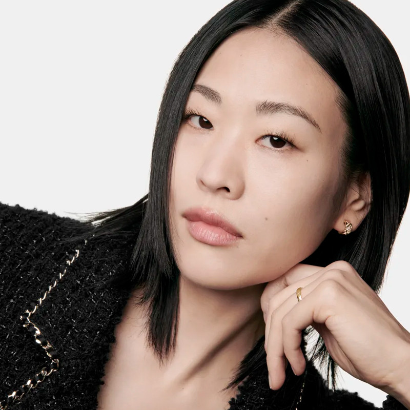 frisches-make-up-wasser-mit-mikropigmentblasen-nackte-haut-effekt-naturlicher-und-strahlend-guter-gesichtseffekt