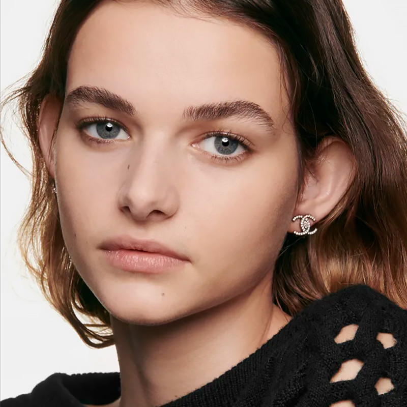 fresh-makeup-water-with-micro-pigment-bubbles-bare-skin-effect-natural-and-radiant-glow