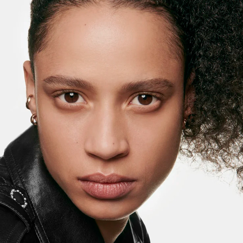 swieza-woda-do-makijazu-z-mikrobabeczkami-pigmentow-efekt-nagiej-skory-naturalny-i-jasny-dobry-efekt-na-twarzy