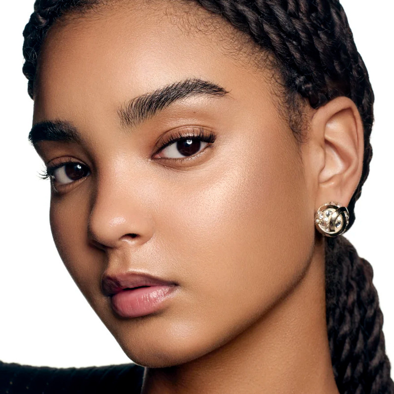 iridescent-complexion-highlighter-luminous-healthy-looking-effect-for-face-and-body