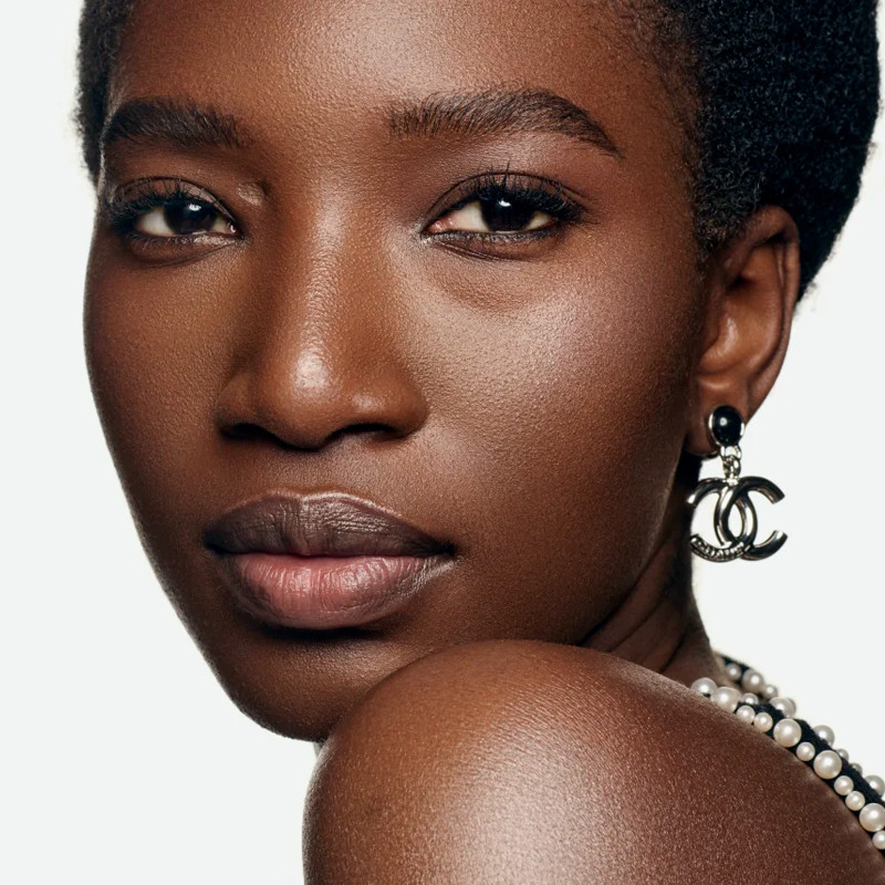 iridescent-complexion-highlighter-luminous-healthy-looking-effect-for-face-and-body