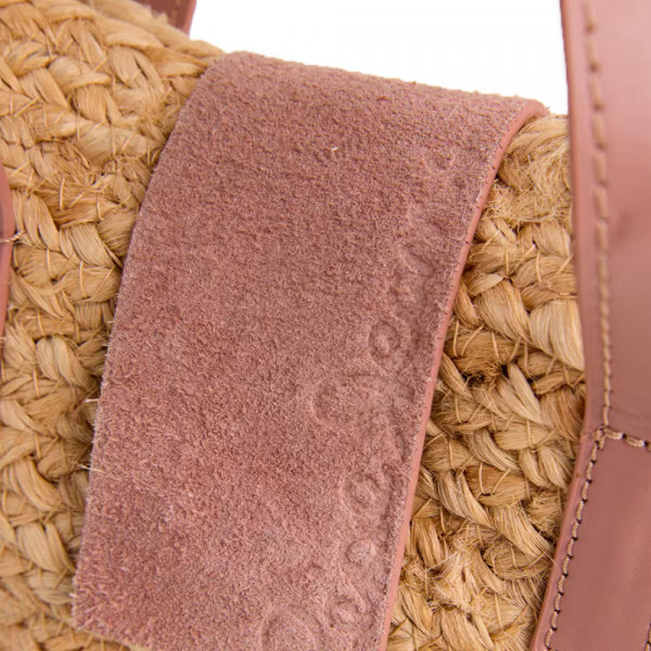 sac-en-jute-avec-details-en-daim