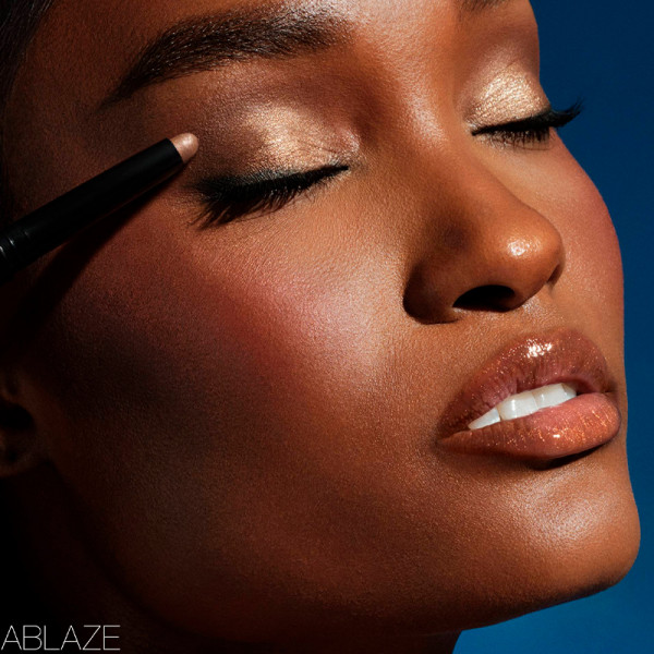 total-seduction-eyeshadow-stick-cien-do-powiek-w-kremie