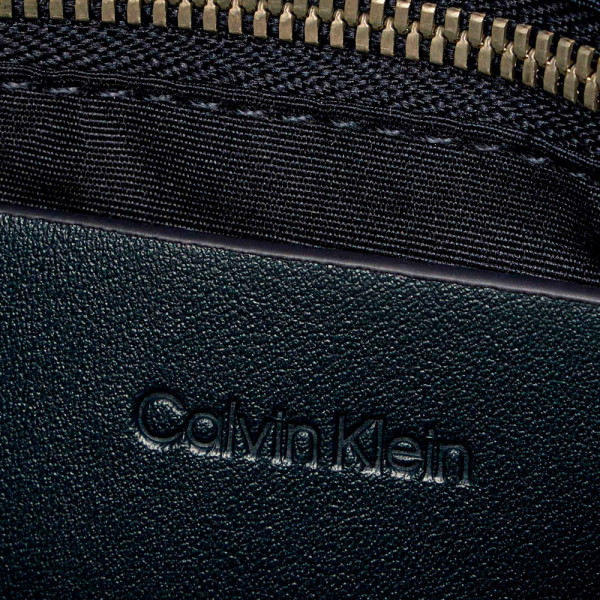 wandelbare-jacquard-umhangetasche-mit-logo