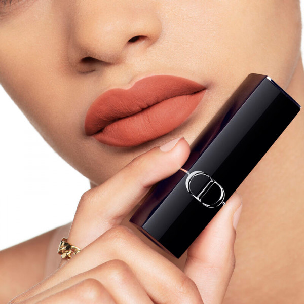 barra-de-labios-color-couture-acabados-aterciopelado-tratamiento-floral-hidratante-larga-duracion