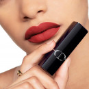 color-couture-lipstick-fluweelzachte-finish-hydraterende-bloemenbehandeling-langdurig
