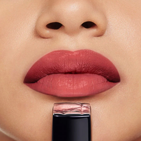 barra-de-labios-color-couture-acabados-satinado-tratamiento-floral-hidratante-larga-duracion
