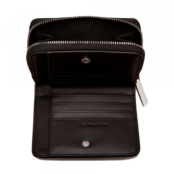 cartera-con-cremallera-en-el-contorno